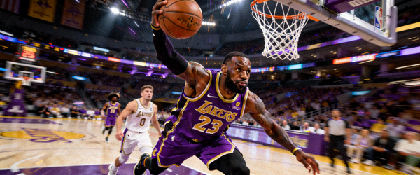 NBA球星勒布朗·詹姆斯在比赛中突破上篮的精彩瞬间