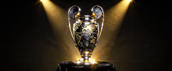 欧冠冠军奖杯在聚光灯下闪耀